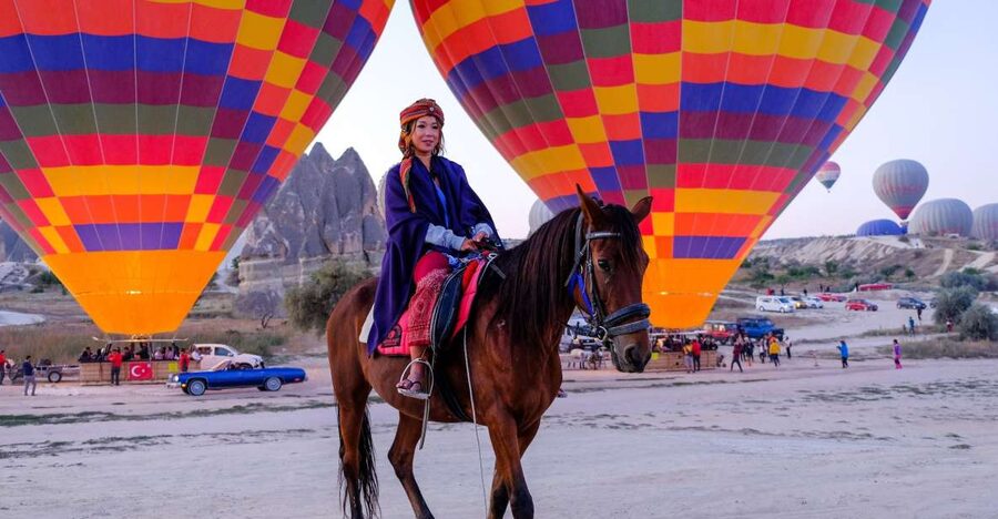 Goreme: Sunrise Horse Riding Excursion - Entering Red and Rose Valley from the saddle